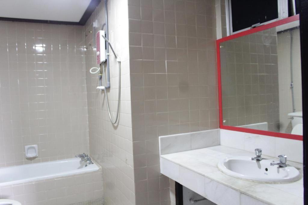 Apartmán D'Lina Pelangi Chukai Exteriér fotografie